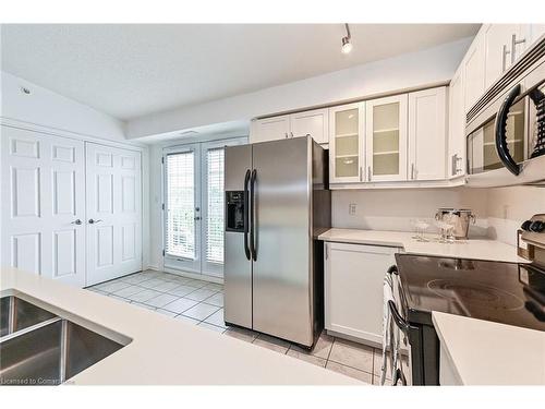 401-1830 Walker'S Line, Burlington, ON - Indoor Photo Showing Kitchen