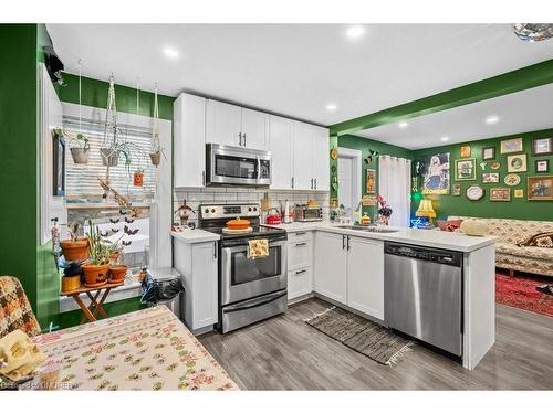 191 Wentworth Street S, Hamilton, ON - Indoor Photo Showing Kitchen