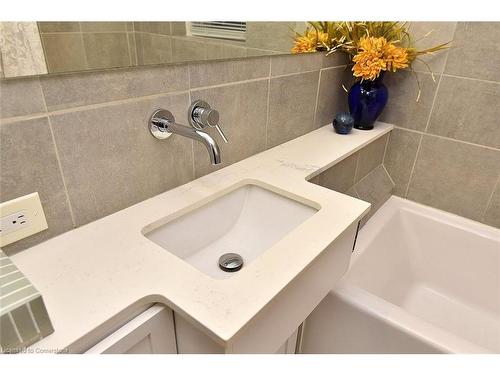 35 Gage Avenue S, Hamilton, ON - Indoor Photo Showing Bathroom