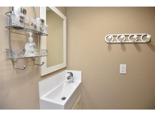 35 Gage Avenue S, Hamilton, ON - Indoor Photo Showing Bathroom