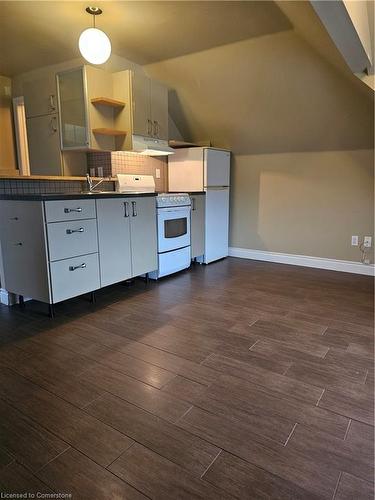 5-947 Main Street E, Hamilton, ON - Indoor Photo Showing Kitchen