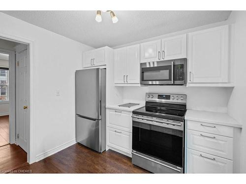 Upper-15 Melrose Avenue N, Hamilton, ON - Indoor Photo Showing Kitchen