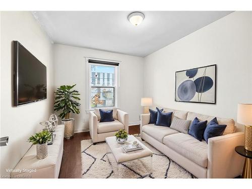 Upper-15 Melrose Avenue N, Hamilton, ON - Indoor Photo Showing Living Room