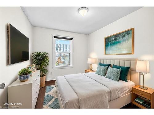 Upper-15 Melrose Avenue N, Hamilton, ON - Indoor Photo Showing Bedroom