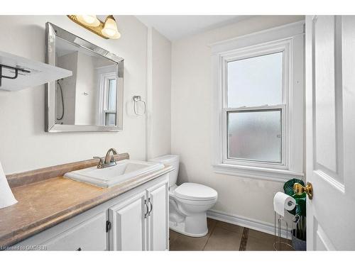 Upper-15 Melrose Avenue N, Hamilton, ON - Indoor Photo Showing Bathroom