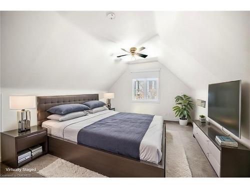 Upper-15 Melrose Avenue N, Hamilton, ON - Indoor Photo Showing Bedroom