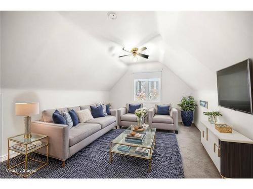 Upper-15 Melrose Avenue N, Hamilton, ON - Indoor Photo Showing Living Room