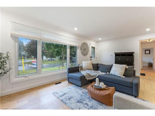 50 Hickery Place, Brantford, ON - Indoor Photo Showing Living Room