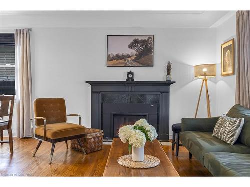 8 Desjardins Avenue, Dundas, ON - Indoor Photo Showing Living Room