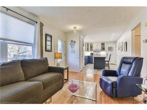 71 Lee Avenue, Simcoe, ON - Indoor Photo Showing Living Room