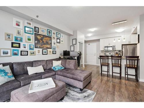 301-2490 Old Bronte Road, Oakville, ON - Indoor Photo Showing Living Room