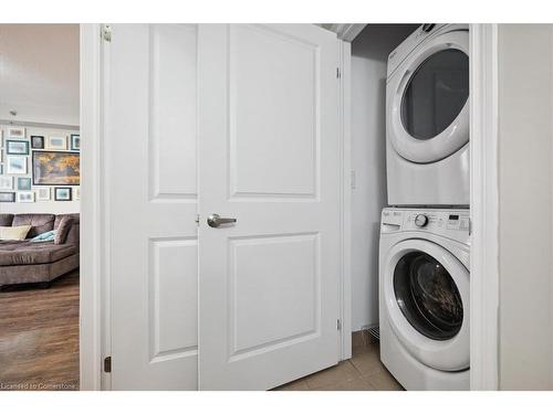 301-2490 Old Bronte Road, Oakville, ON - Indoor Photo Showing Laundry Room