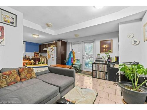 15 Freeman Place, Hamilton, ON - Indoor Photo Showing Living Room