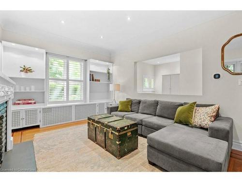 15 Freeman Place, Hamilton, ON - Indoor Photo Showing Living Room