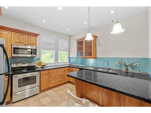 15 Freeman Place, Hamilton, ON - Indoor Photo Showing Kitchen With Double Sink With Upgraded Kitchen