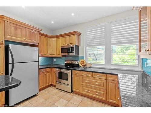 15 Freeman Place, Hamilton, ON - Indoor Photo Showing Kitchen