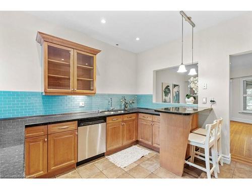 15 Freeman Place, Hamilton, ON - Indoor Photo Showing Kitchen