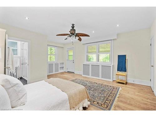 15 Freeman Place, Hamilton, ON - Indoor Photo Showing Bedroom