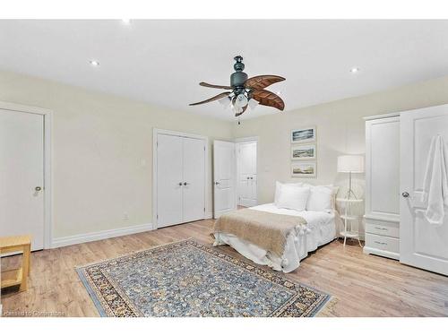 15 Freeman Place, Hamilton, ON - Indoor Photo Showing Bedroom