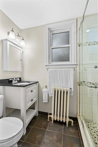 15 Freeman Place, Hamilton, ON - Indoor Photo Showing Bathroom