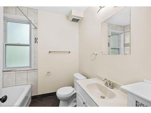 15 Freeman Place, Hamilton, ON - Indoor Photo Showing Bathroom