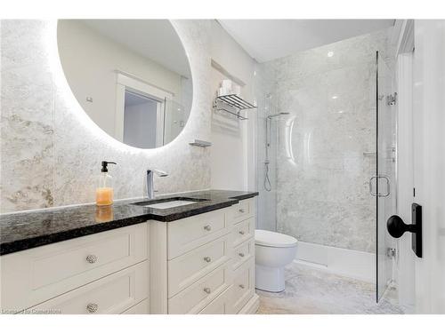 100 Kensington Avenue S, Hamilton, ON - Indoor Photo Showing Bathroom