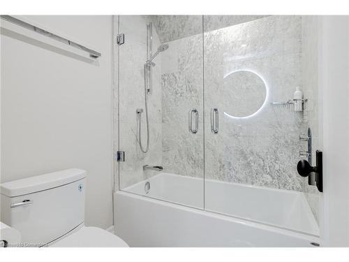 100 Kensington Avenue S, Hamilton, ON - Indoor Photo Showing Bathroom