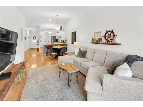 4466 Michael Avenue, Beamsville, ON - Indoor Photo Showing Living Room