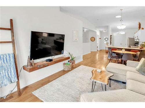 4466 Michael Avenue, Beamsville, ON - Indoor Photo Showing Living Room