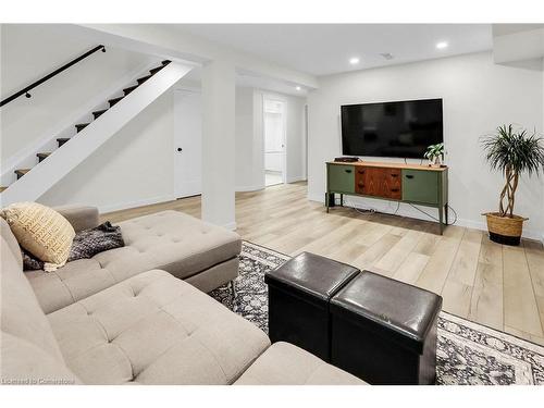 4466 Michael Avenue, Beamsville, ON - Indoor Photo Showing Living Room