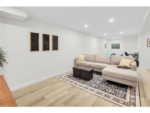 4466 Michael Avenue, Beamsville, ON - Indoor Photo Showing Living Room