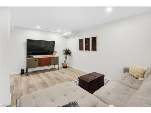 4466 Michael Avenue, Beamsville, ON - Indoor Photo Showing Living Room