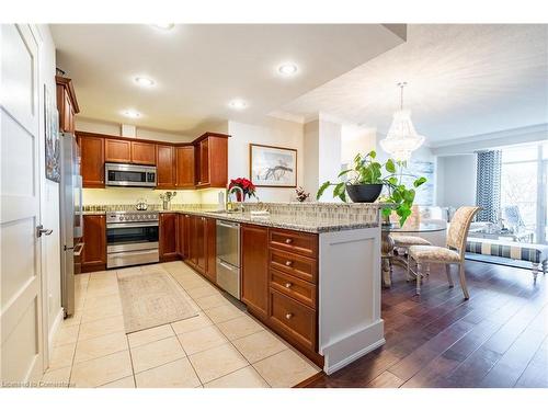 304-1477 Lakeshore Road, Burlington, ON - Indoor Photo Showing Kitchen