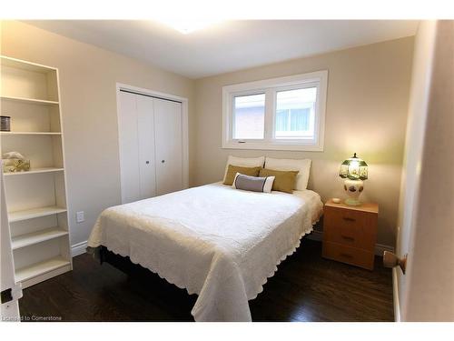 290 Carson Drive, Hamilton, ON - Indoor Photo Showing Bedroom