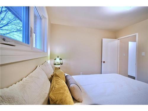 290 Carson Drive, Hamilton, ON - Indoor Photo Showing Bedroom