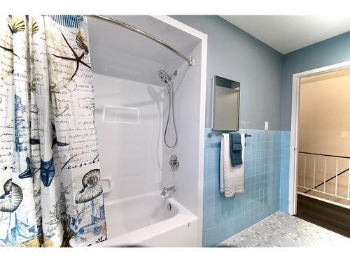 290 Carson Drive, Hamilton, ON - Indoor Photo Showing Bathroom