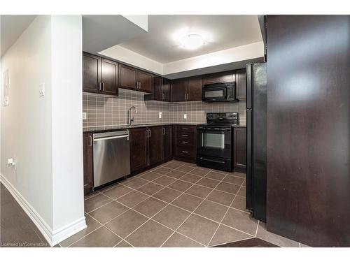 59-2441 Greenwich Drive, Oakville, ON - Indoor Photo Showing Kitchen