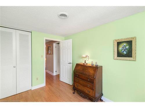 2-2052 Brant Street, Burlington, ON - Indoor Photo Showing Bedroom