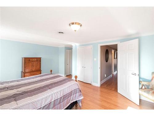 2-2052 Brant Street, Burlington, ON - Indoor Photo Showing Bedroom