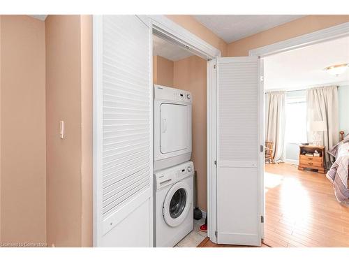 2-2052 Brant Street, Burlington, ON - Indoor Photo Showing Laundry Room