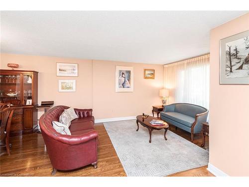 2-2052 Brant Street, Burlington, ON - Indoor Photo Showing Living Room