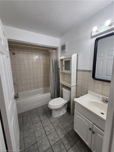 Gr Floor-535 Roxborough Avenue, Hamilton, ON - Indoor Photo Showing Bathroom