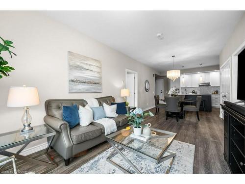 314-40 Esplanade Lane, Grimsby, ON - Indoor Photo Showing Living Room