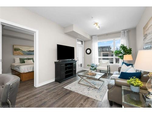 314-40 Esplanade Lane, Grimsby, ON - Indoor Photo Showing Living Room