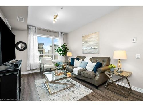 314-40 Esplanade Lane, Grimsby, ON - Indoor Photo Showing Living Room