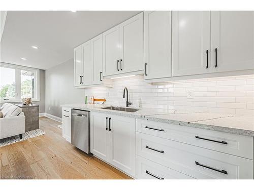 6220 Curlin Crescent, Niagara Falls, ON - Indoor Photo Showing Kitchen With Upgraded Kitchen