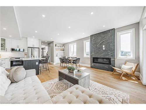 6220 Curlin Crescent, Niagara Falls, ON - Indoor Photo Showing Living Room With Fireplace