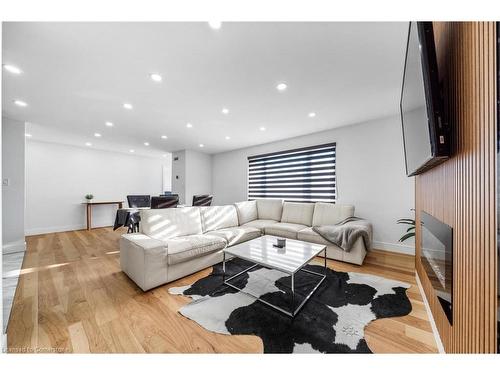 528 Main Street W, Grimsby, ON - Indoor Photo Showing Living Room