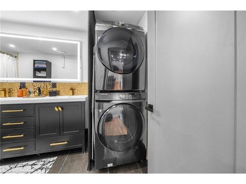 528 Main Street W, Grimsby, ON - Indoor Photo Showing Laundry Room