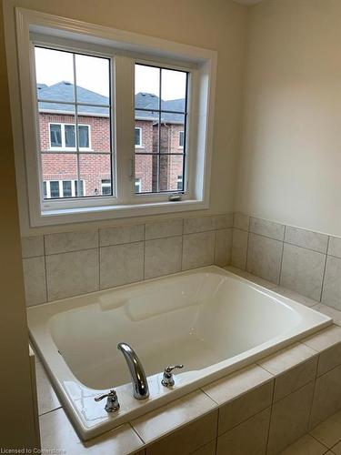 83 Bankfield Crescent, Stoney Creek, ON - Indoor Photo Showing Bathroom